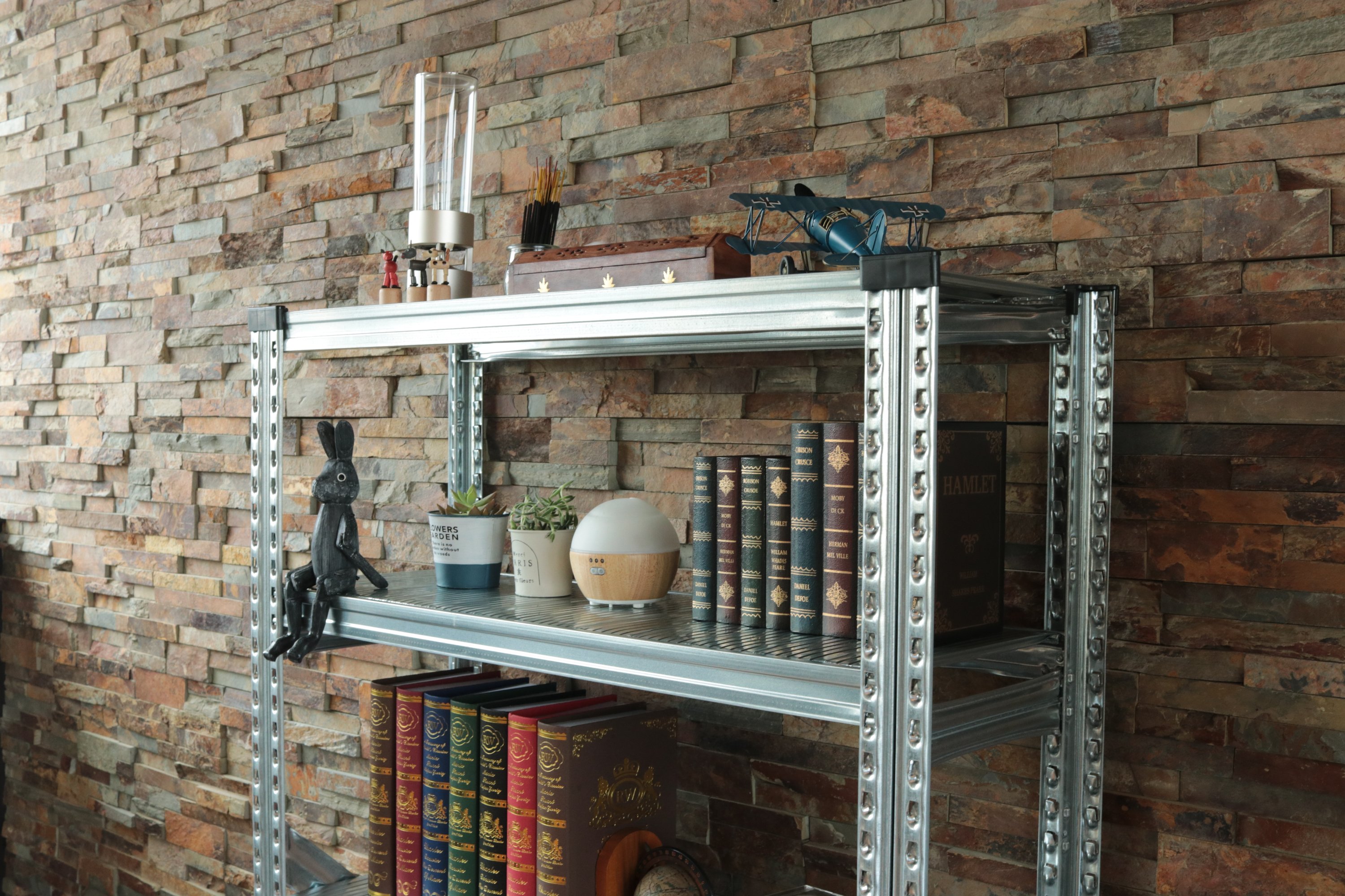 ヴィンテージの棚としても最適！メタルシステムのスチールシェルフ